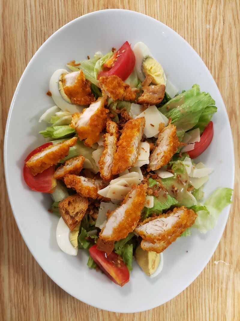 salade au poulet pané