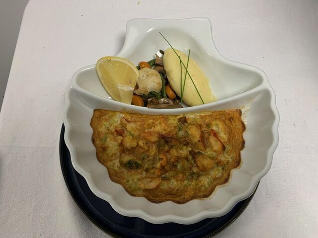 Gratin de homard bleu, purée à la truffe d'été, et ses légumes de saison