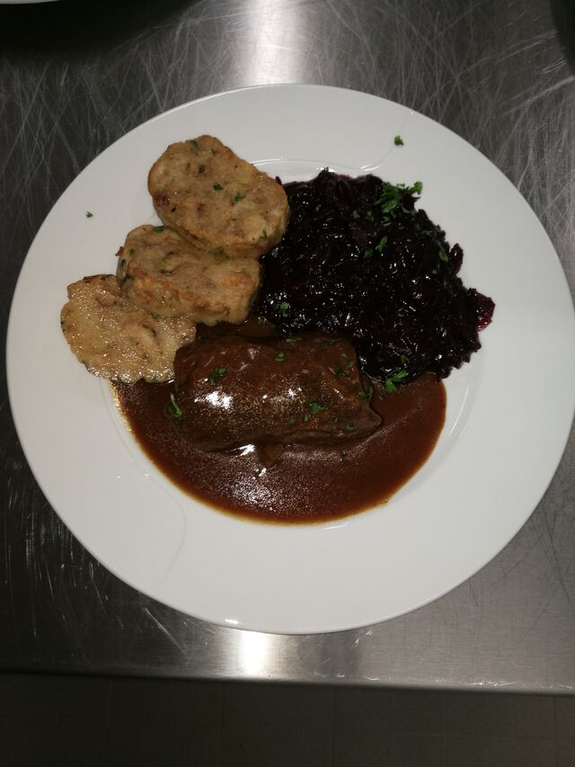 Rinderroulade mit Apfelrotkohl und Daniels Semmelknödeln