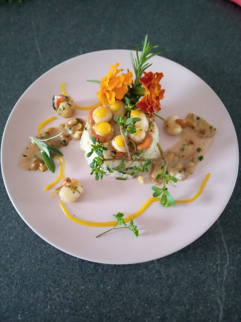 St Jaques, Risotto aux herbes (persil, pourpier)déglacé fruits à coques et vin blanc moelleux, coulis de potimarron au gingembre