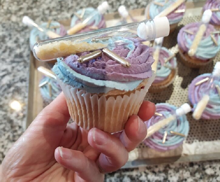 cup cake framboise amande croustillant choc blanc et sucre pétillant