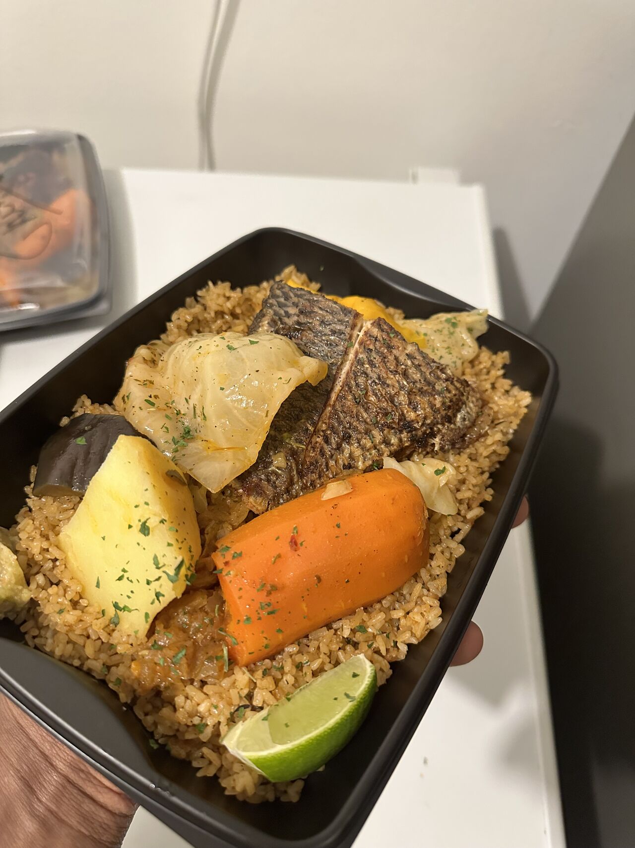 Thieb : Poisson(tilapia) ou cuisse de poulet, concentré de tomate, oignons, ails, carottes, olives vertes, poivrons, aubergines