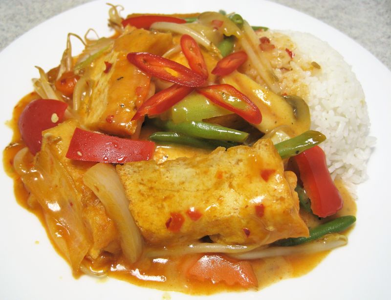Tofu mit Gemüse und Thai Curry (sehr scharf)