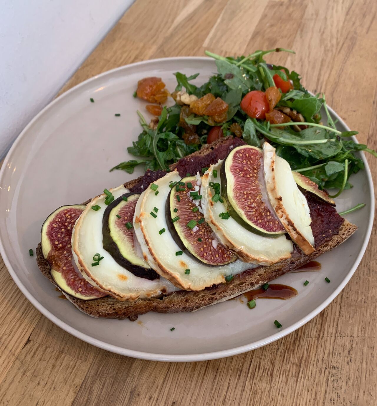 Tartine de chèvres et figues, et sa salade de fruits secs 