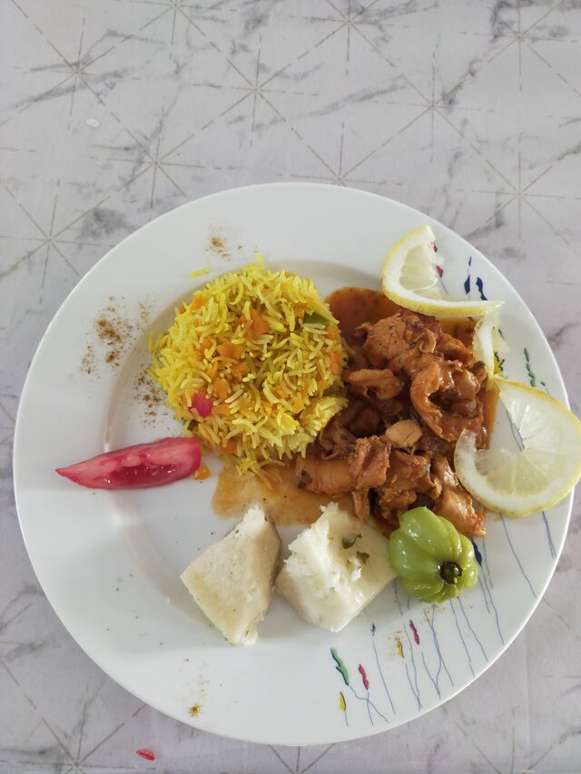 Poulet au lambi, riz madras et ignames