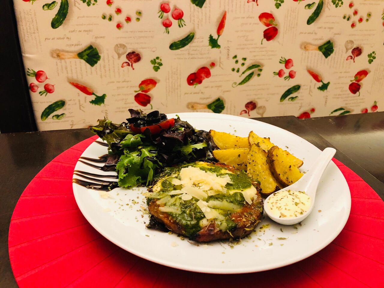 Itália com Batatas Assadas em Alecrim e salada aromática