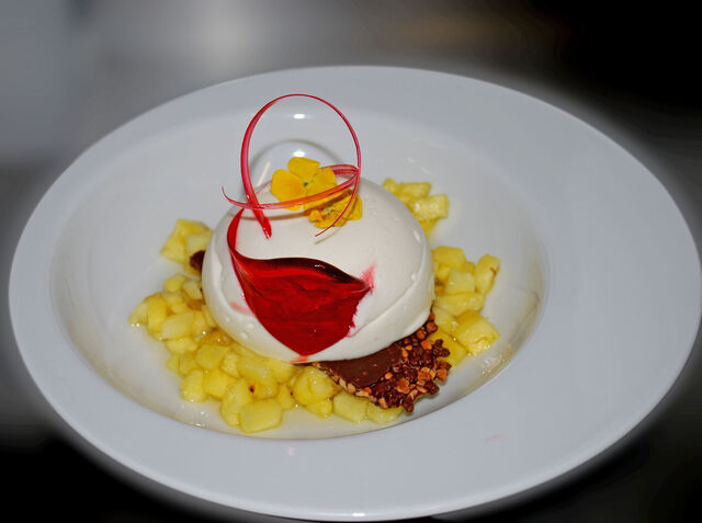 Bavarois noix de Coco brunoise ananas et son Croquant Chocolat