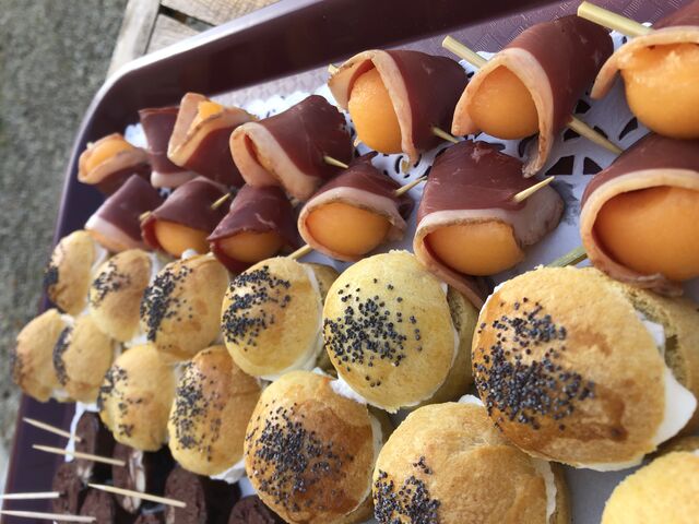 Briochettes crème aux herbes
Brochettes melon et magret séché