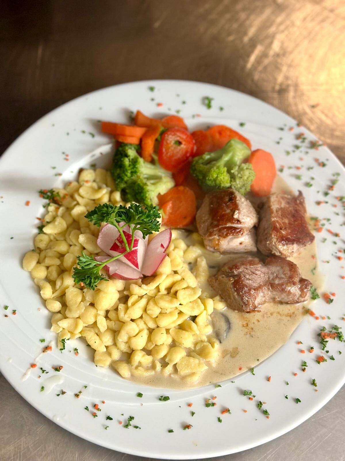 Hubertusteller - Schweinefilets auf Champignon-Rahm-Soße und Spätzle