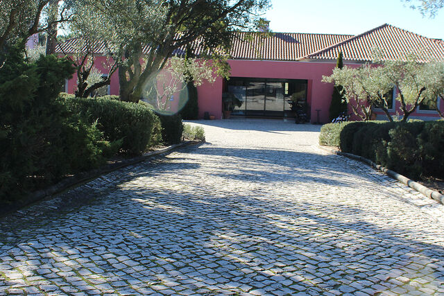 Entrada com acessos de estacionamento privado 