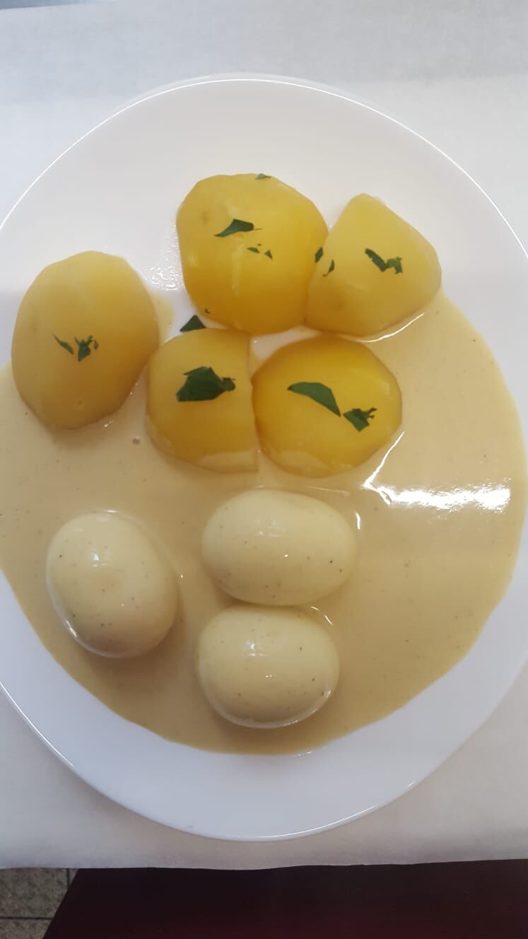 - 3 „Senfeier“ mit Salzkartoffeln und pikanter Senfsauce -