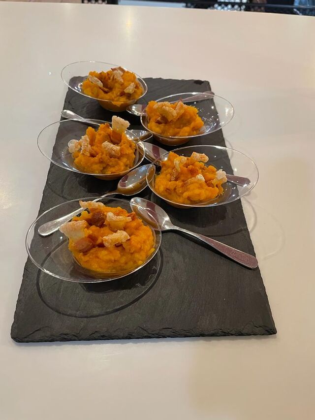 Papas revolconas con torreznos de Soria, formato coctel