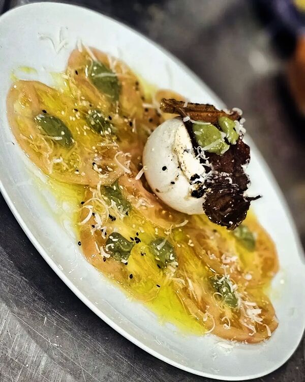 Carpaccio de tomate con burrata, parmesano y albahaca 