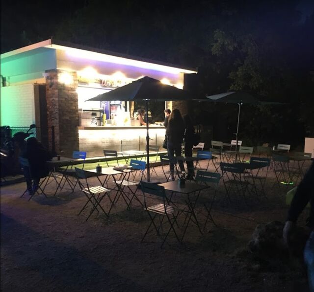 Vos promenades nocturnes seront éclairées par nos plats et boissons adaptées à la saison. Et tout cela en musique .