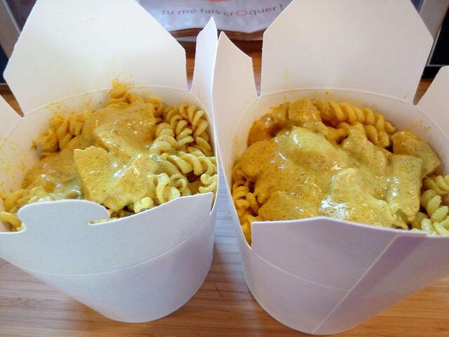Box de pâtes (sauce du jour, ici poulet curry) 5 euros + supplément gruyère ou mozzarella 0,50 euros