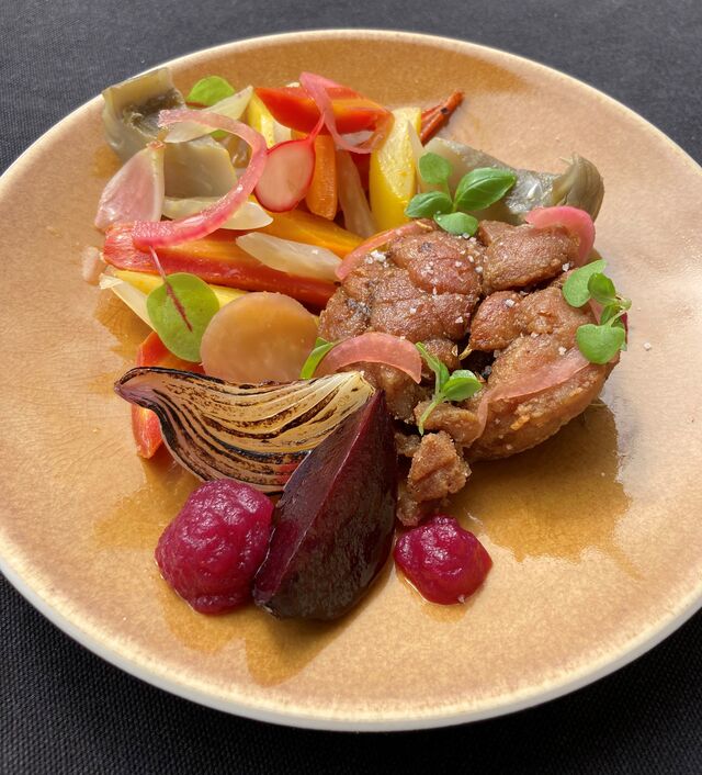 Ris de veau, légumes cuites à basse température, pickles et condiment de betterave.