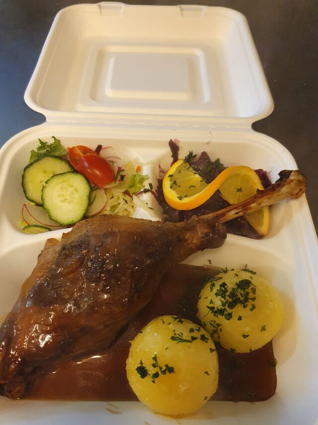 Gänsekeule mit Rotkohl und Klößen in der Verpackung zum Mitnehmen