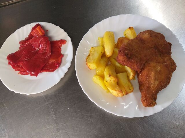 Pohana piletina, pečeni krumpir, salata