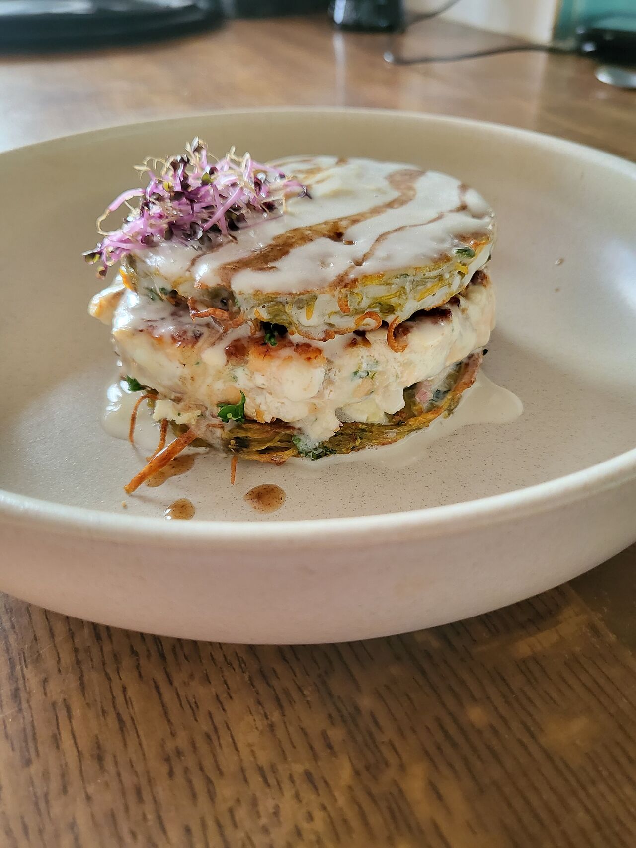 Le Burger de Saumon, échalotes et fines herbes et ricotta, râpés de pommes de terre au safran