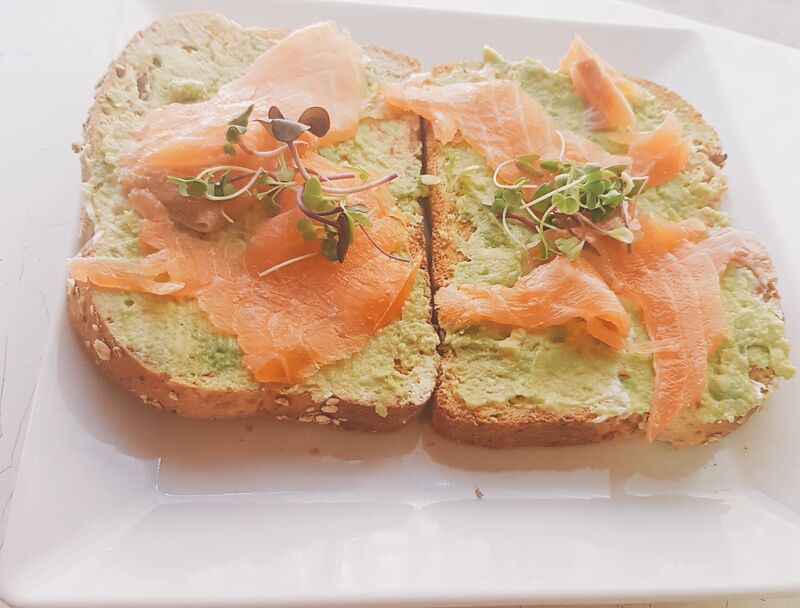 Tostas de aguacate con salmo O queso feta O huevos revueltos.