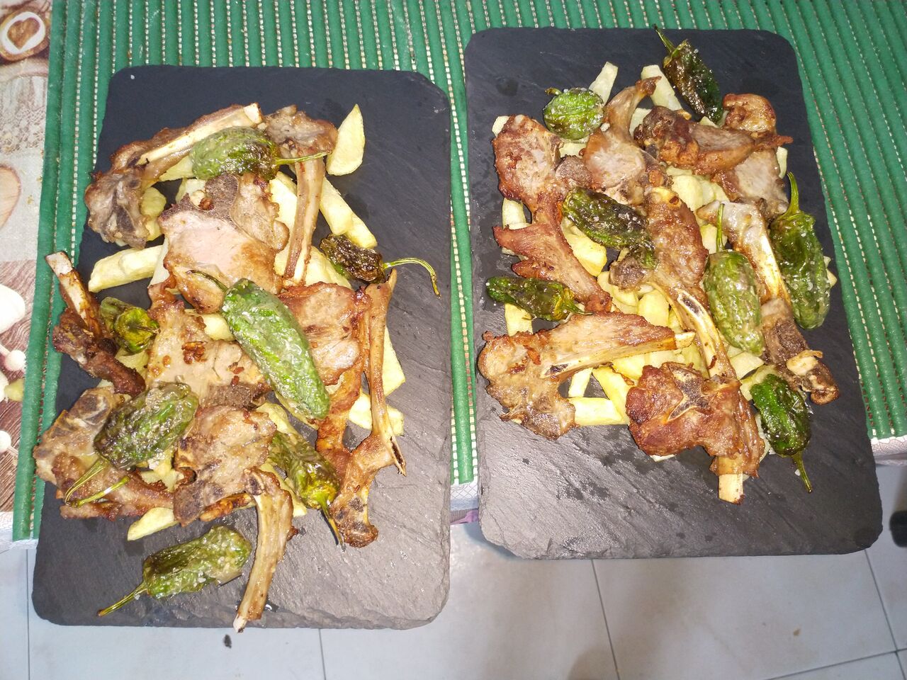 Chuletillas de lechazo con patatas y pimientos del padrón
