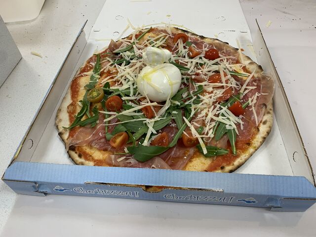 La garbata:rossa,prosciutto crudo,rucola,pomodorino,grana e burattina centrale 