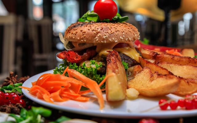 BURGER DE ANGUS CU CARTOFI WEDGES SI SOS DE USTUROI 