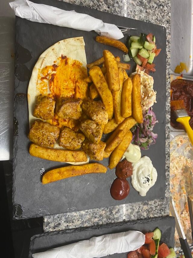 Grillte Schish?Tawook mit Pommes(Hühnchen-Kebab)?