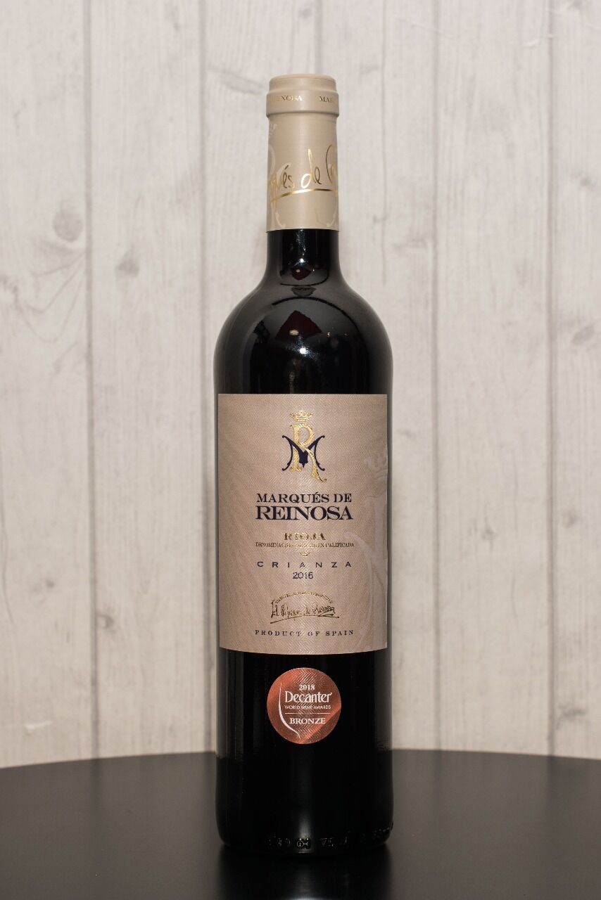 Marques de Reinosa Crianza (DOCa Rioja) Un tinto aromatico con notas de frutas rojas que combina muy bien con tus preferencias.
