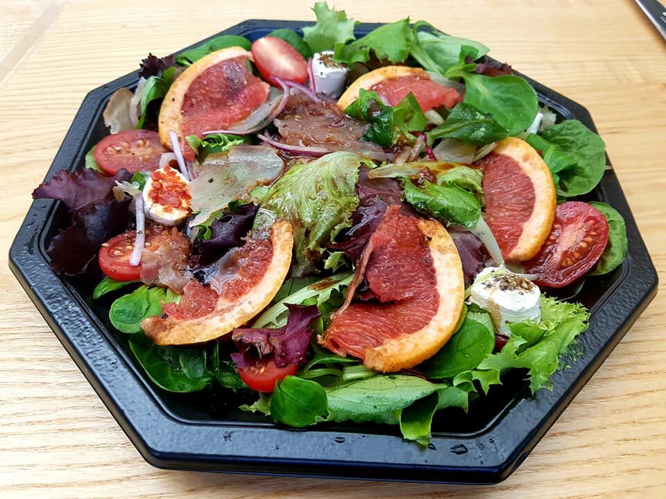 Salade de thon blanc et pamplemousse, fromage frais, baby tomates