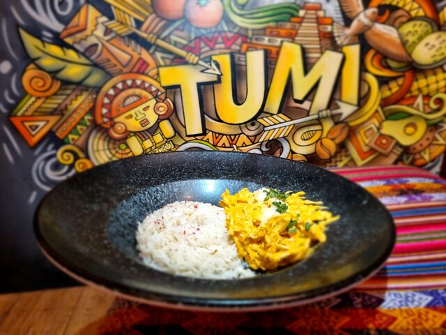 Aji de Pollo : Emincés de poulet à la sauce piment jaunet son Parmesan acc. Riz et pomme de terre vapeur. 