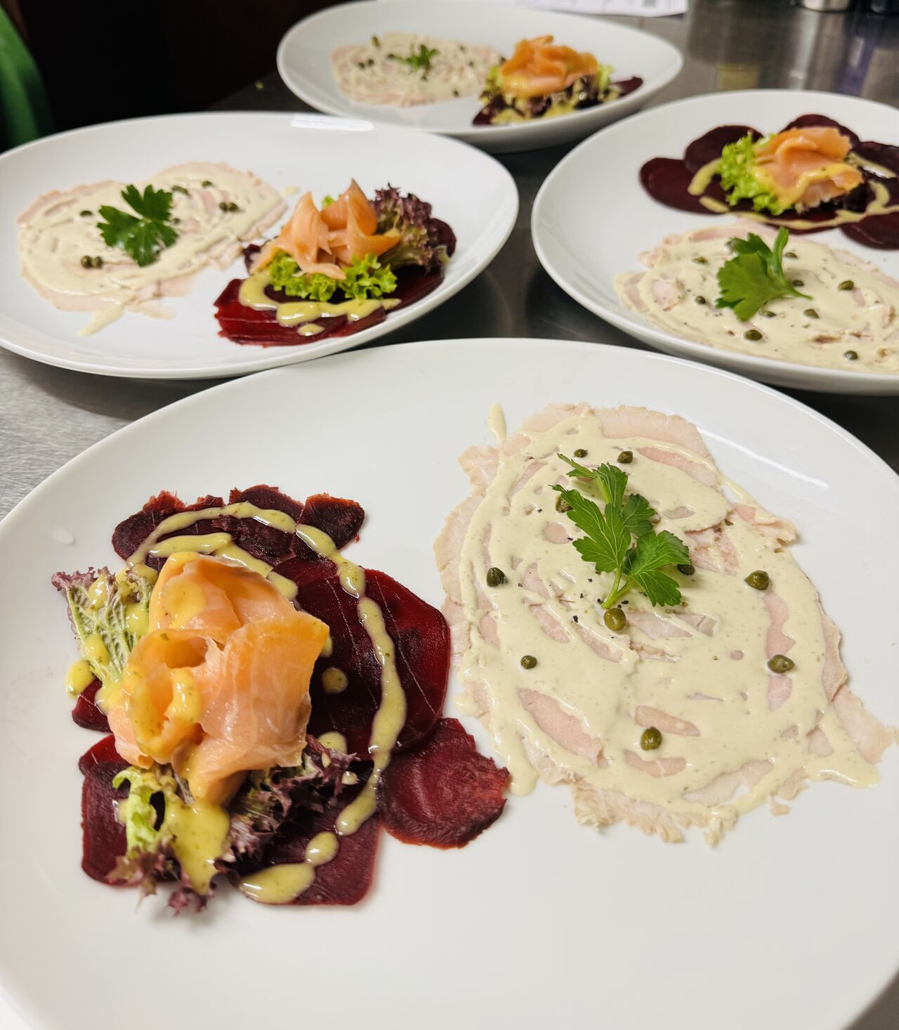 Duet vom vitello und Räucherlachs auf rote Beete Salat 