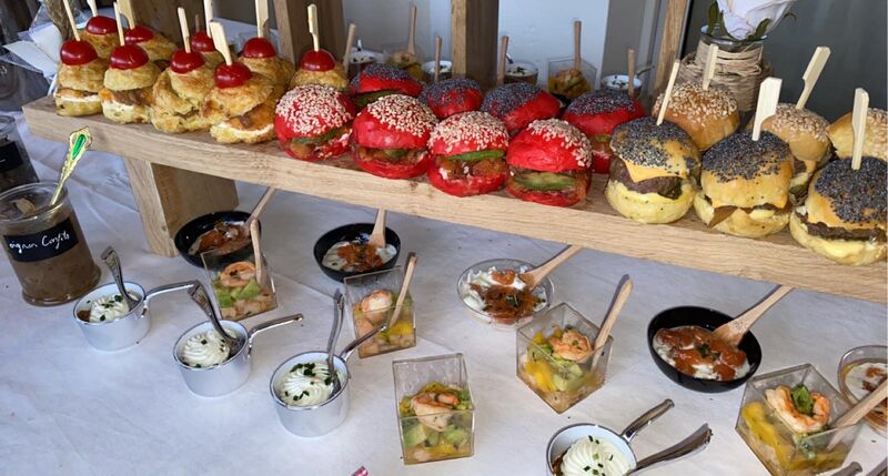 bun's feuillete maïs poulet pané oignon, burger rouge saumon gravelax, burger viande cheddar