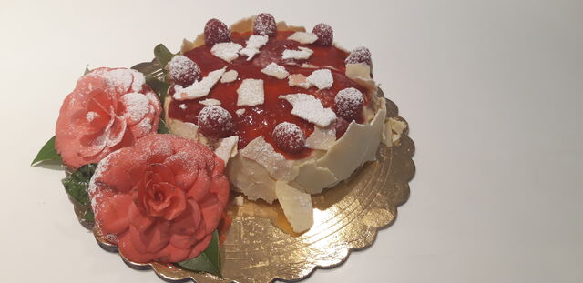 Torte mit Himbeeren und weißer Schokolade 