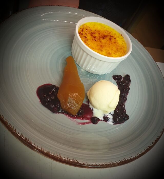 Creme Bruelle mit Heidelbeerragout, Safranbirne und Vanilleeis
