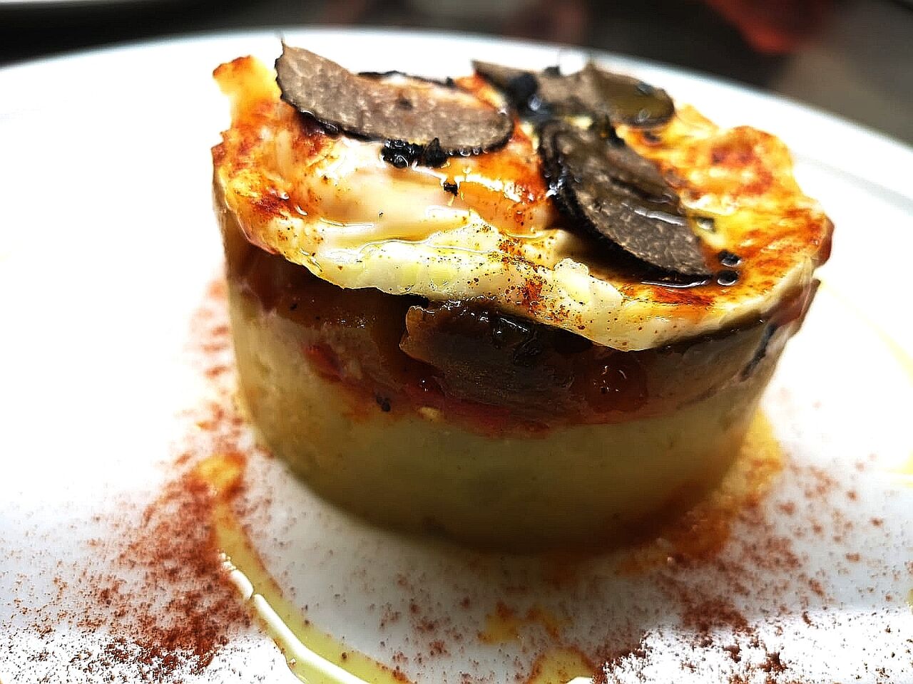 Timbal samfaina, patata, huevo frito y trufa