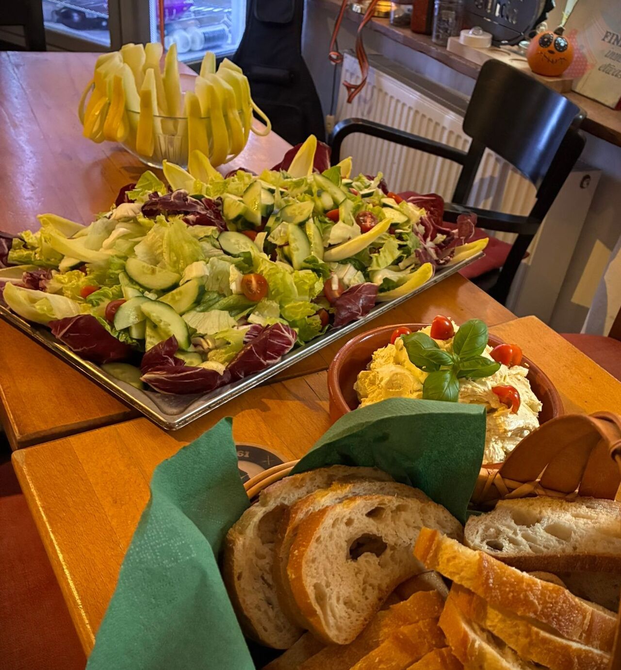 Knackige Blattsalate, Gurken, Tomaten und Chicorée – liebevoll angerichtet