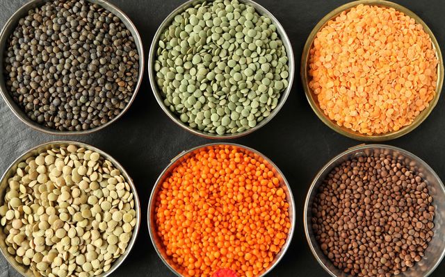 Pierogi z soczewicą. Farsz to soczewica i pieczarki z dodatkiem świeżej kolędry.