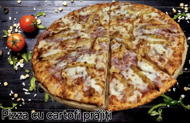 Sos rosii, mozzarella, bacon, piept de pui, cartofi prăjiți