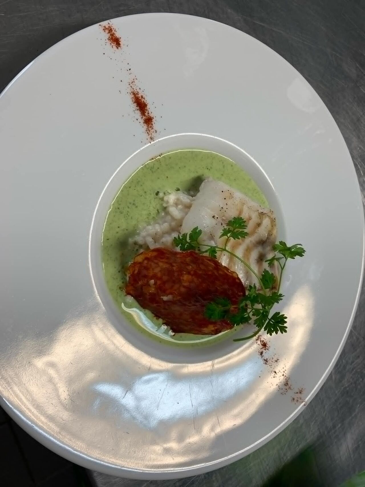 Pavé de merlu sur son risotto au parmesan, son coulis de cresson et son croustillant de chorizo