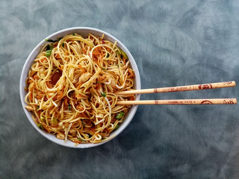 Nouilles sautées aux légumes et au poulet