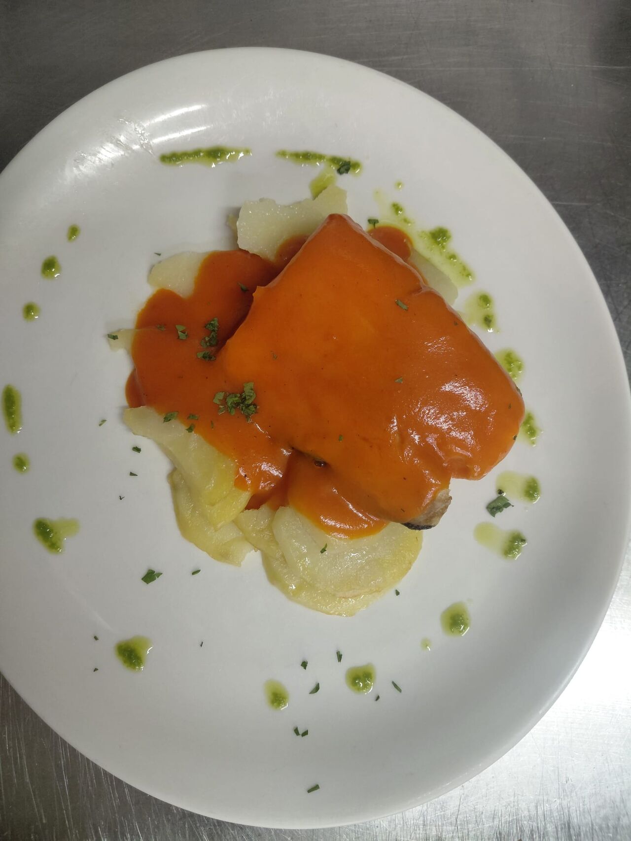 BACALAO AL PIL PIL CON PATATAS PANADERAS