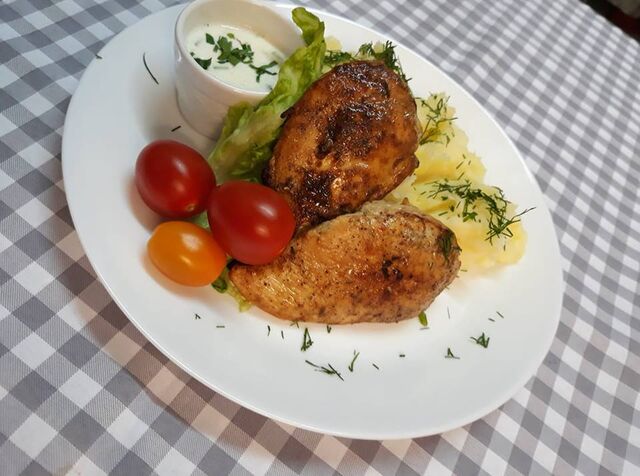 Grillowany filet z puree i dipem ziolowym