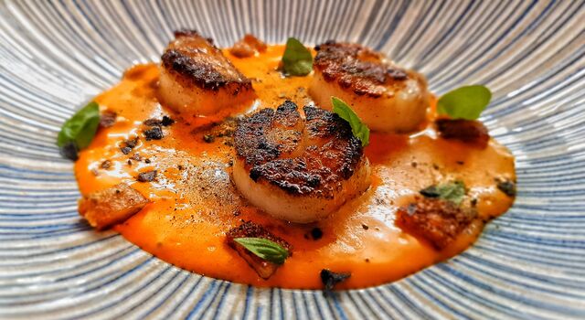 Vieiras con Crema de Sobrasada Ibérica y Miel y Torreznos de Papada