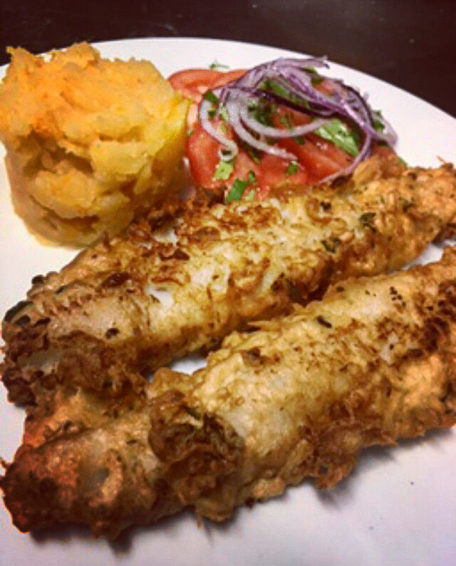 Pescado frito a la
Chilena con puré y ensalada chilena