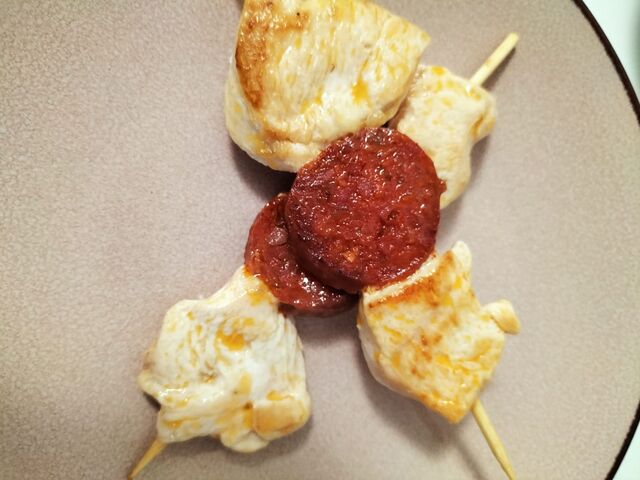 Les minis brochettes de poulet et chorizo