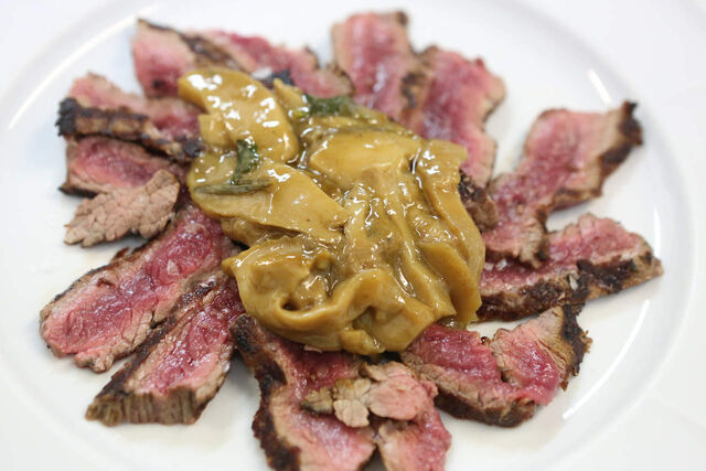 Tagliata di manzo ai funghi porcini
Sliced beef steak with porcini mushrooms 
