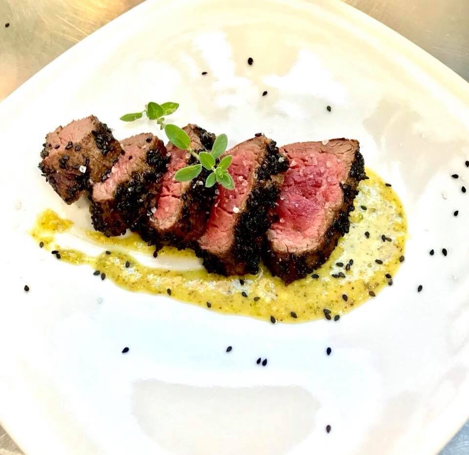 Filetto d’Angus in crosta di sesamo nero su crema di pistacchio 