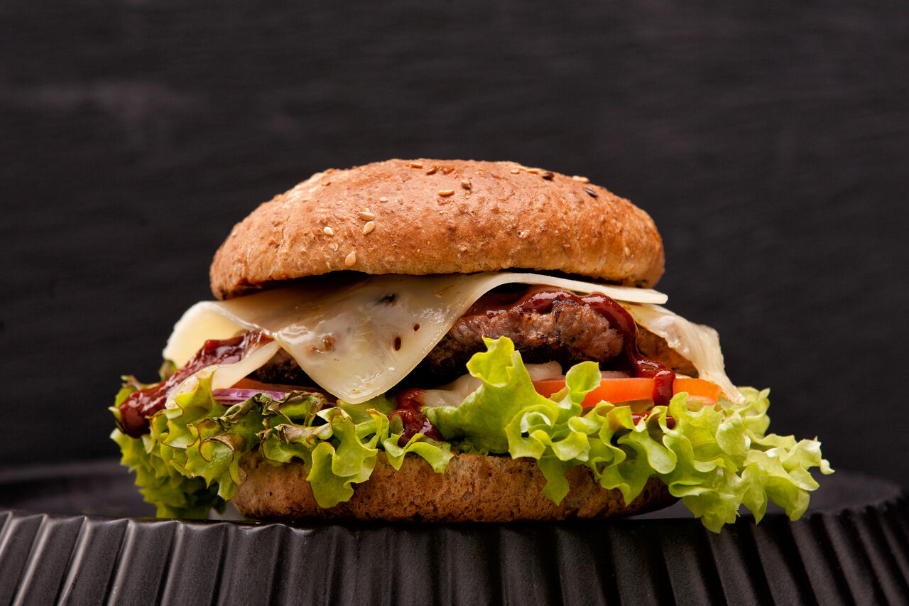 Kas Burger: Beef, 2xKäse, Tomaten, Zwiebeln, Gewürzgurken und BBQ Sauce