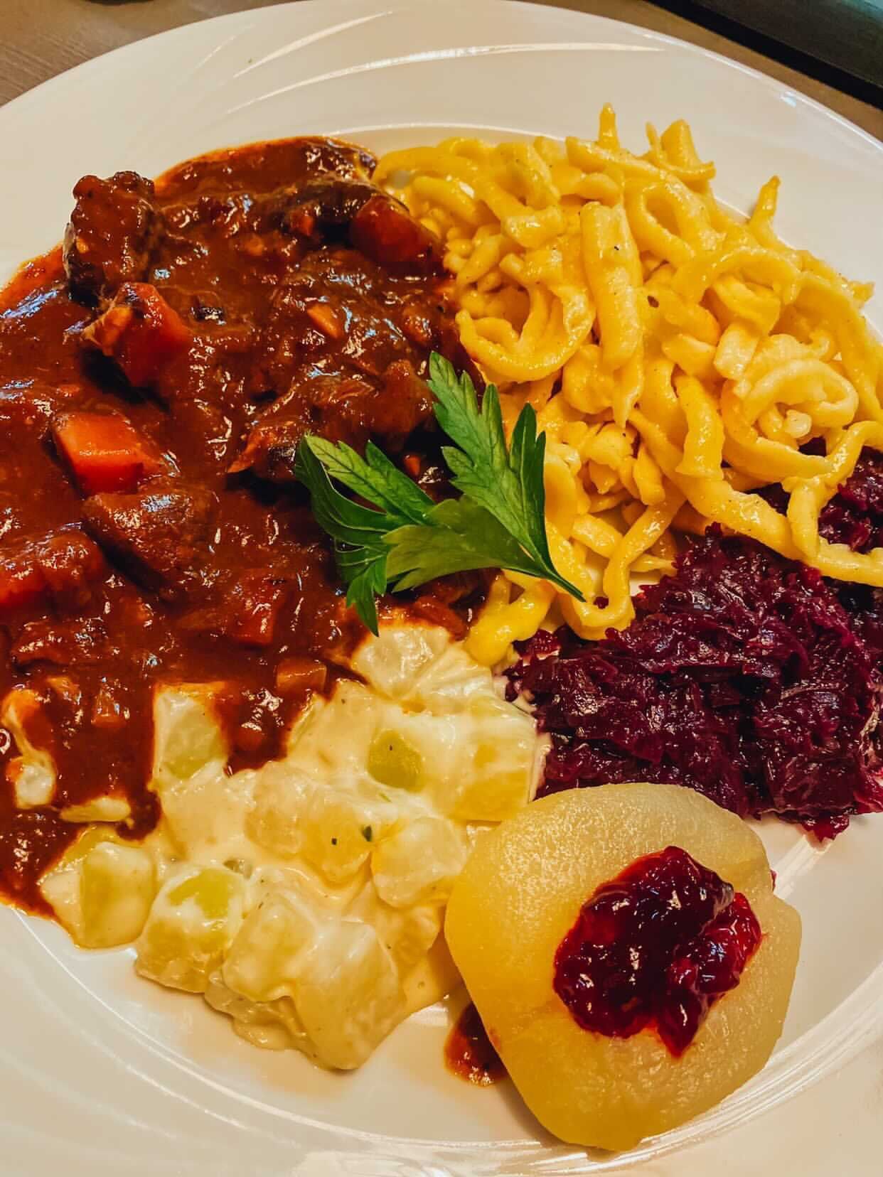 Hauptgang 1: Wildgulasch mit Spätzle und Rotkohl